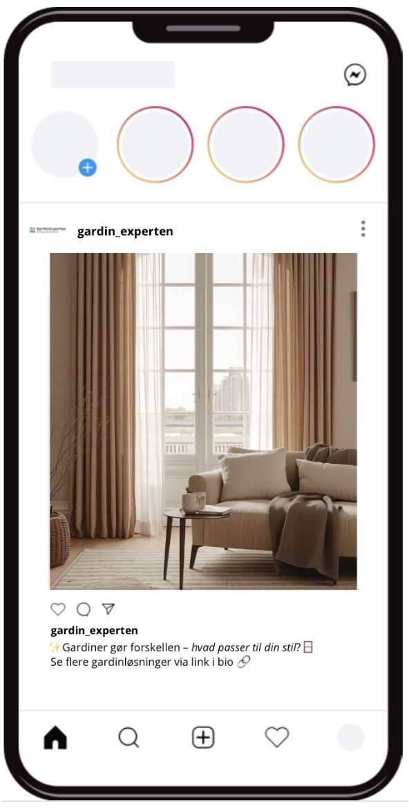 Lys stue med store vinduer, lange beige gardiner og et roligt, minimalistisk udtryk i naturlige nuancer.